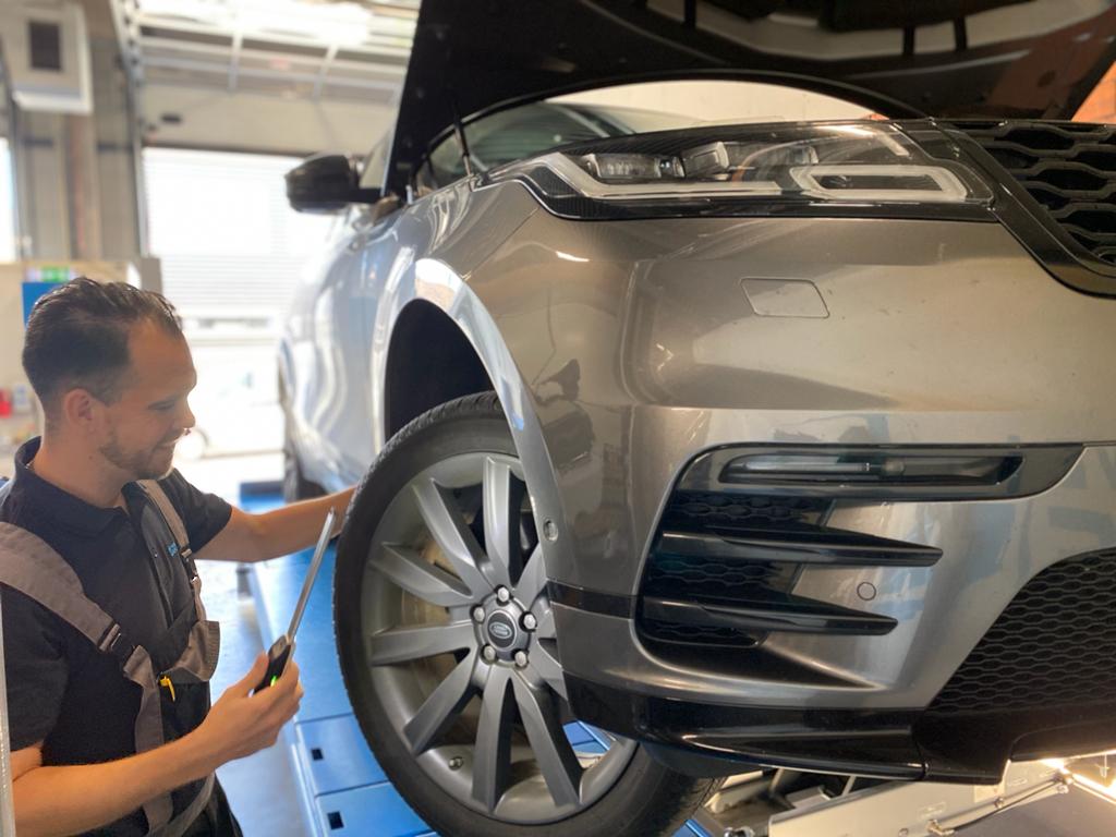 Fabian Bokern aan het werk aan een auto op de brug
