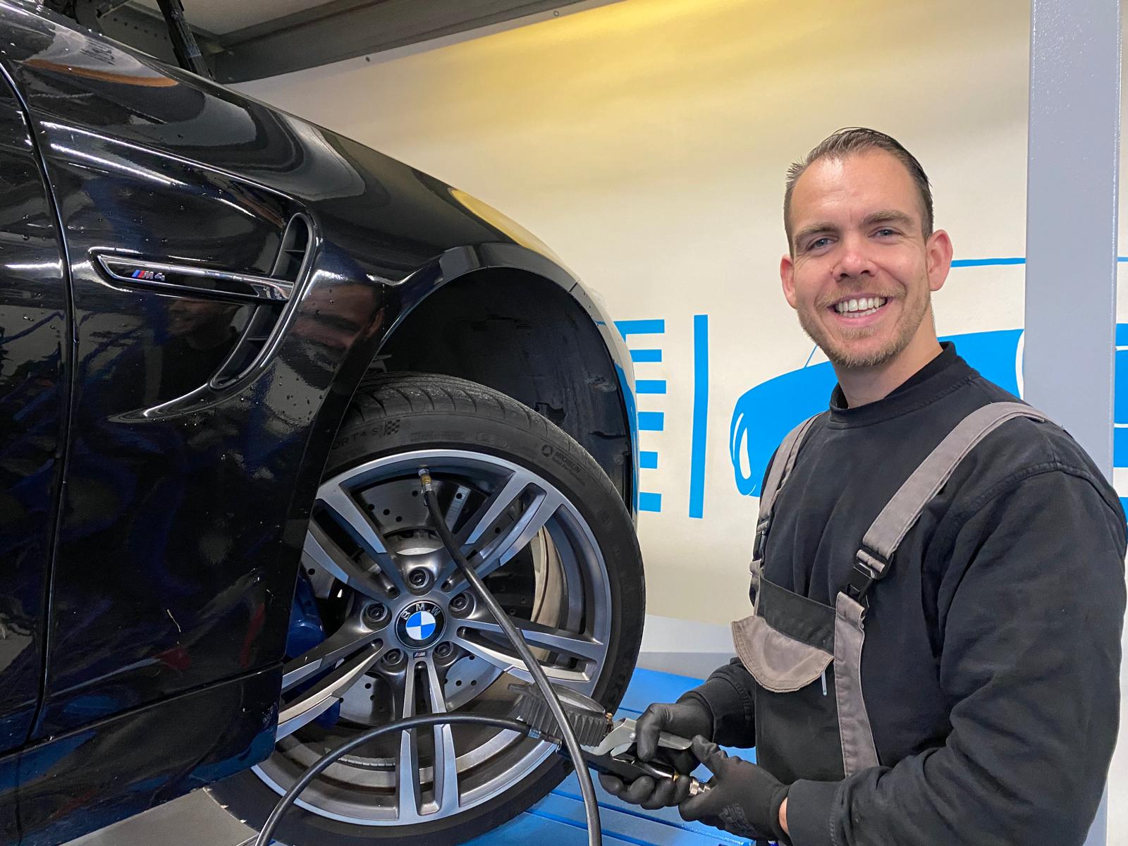 Fabian Bokern aan het werk in de werkplaats